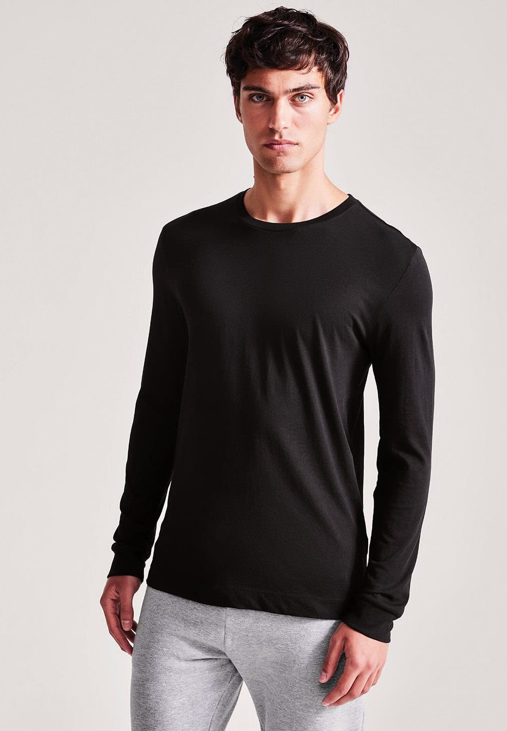 Plain black long-sleeve men's T-shirt, casual comfortable workwear and personalised embroidery uniform option.