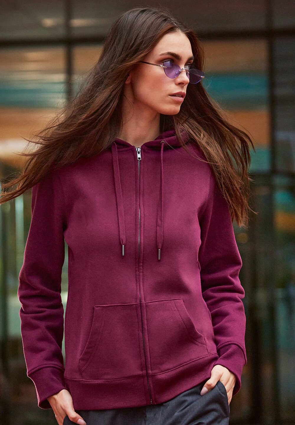 Comfortable burgundy hoodie featuring embroidered workwear, ideal for personalisation, casual or work uniform use. High-quality embroidered logo design for professional appearance.
