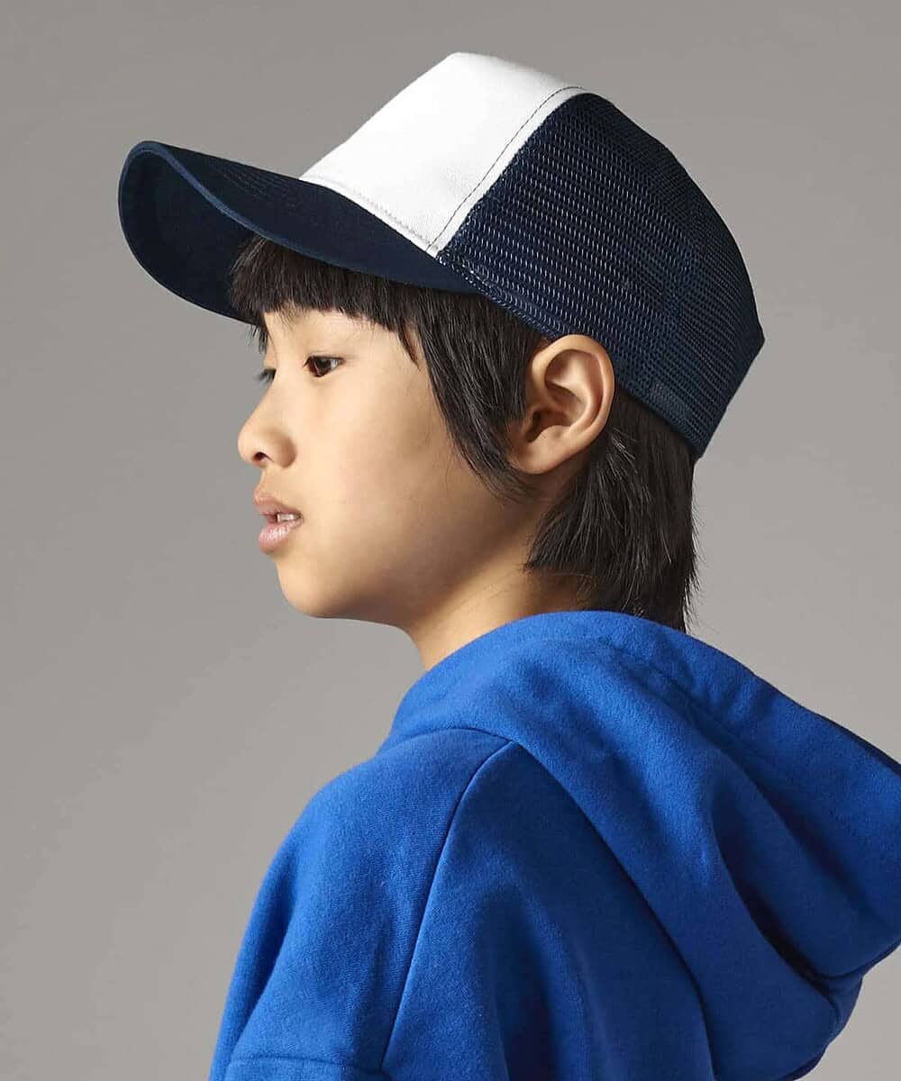 Child wearing a Beechfield B640B junior snapback trucker cap, side view.