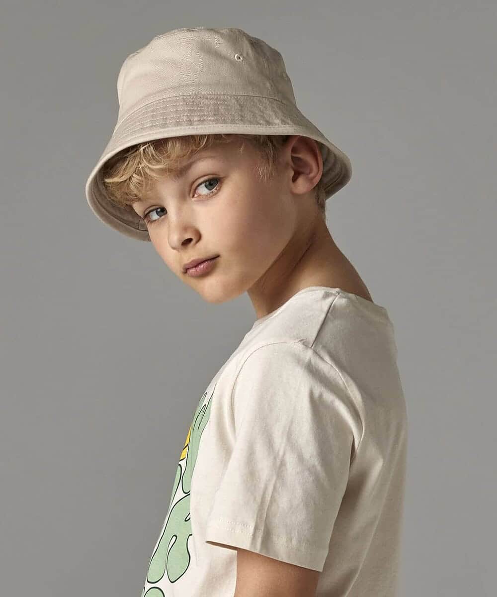 Child wearing a beige organic cotton bucket hat for kids.