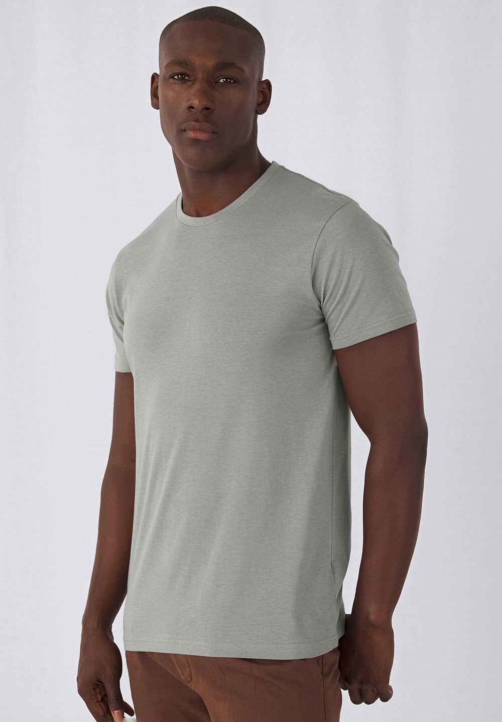 Comfortable personalised workwear t-shirt for embroidery and printing.