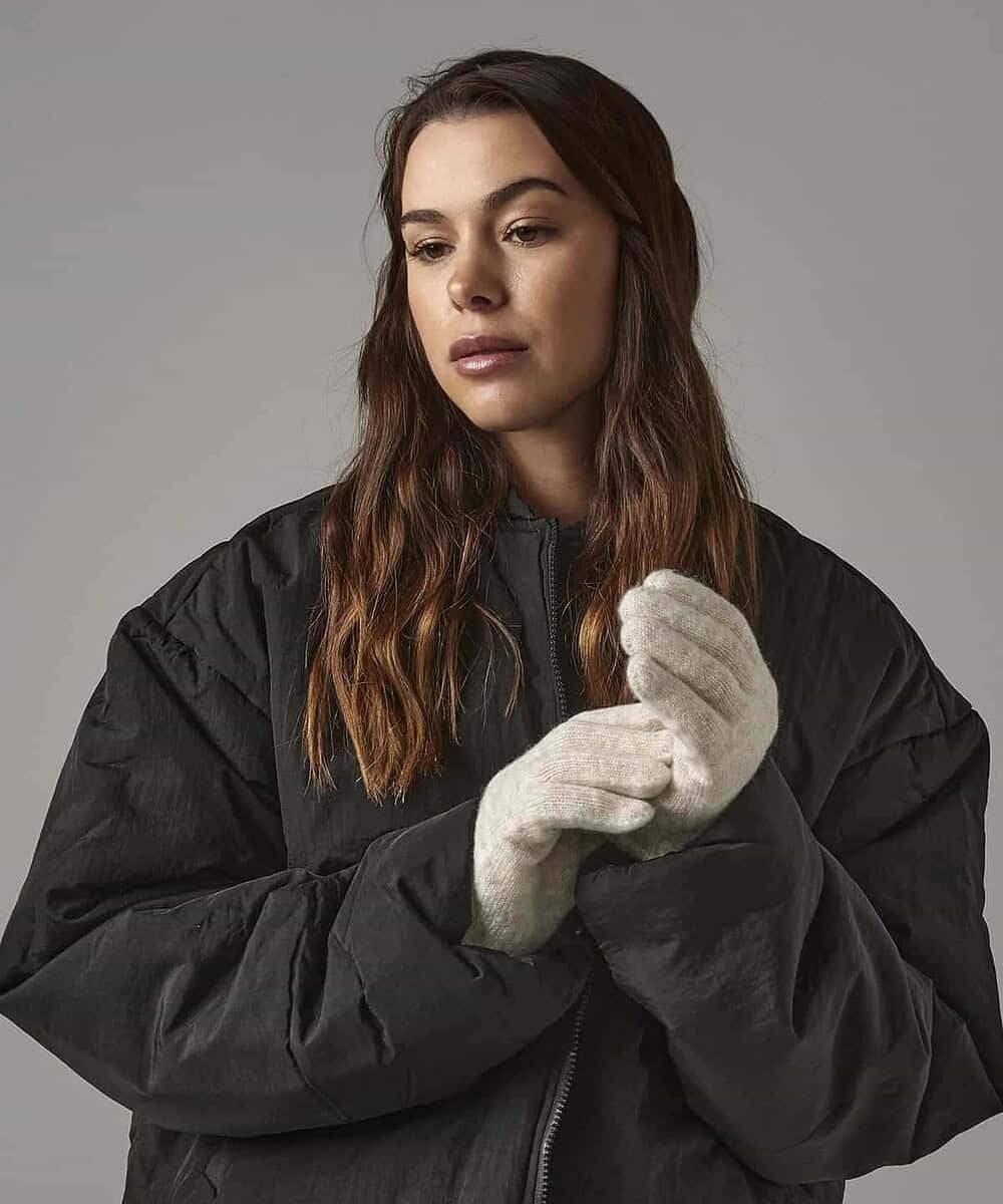 Elegant ribbed-cuff gloves for embroidery customization.