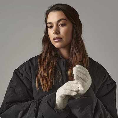 Elegant ribbed-cuff gloves for embroidery customization.