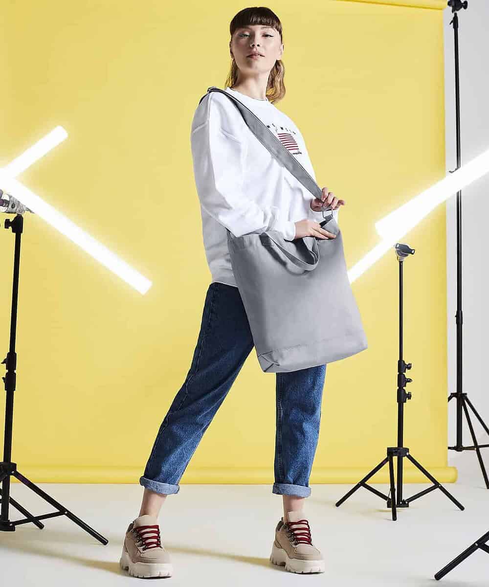 Embroided canvas day bag with adjustable strap, ideal for personalised embroidery and promotional us.