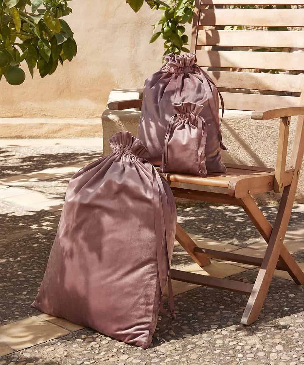 Velvet gift bags with drawstring closure, ideal for personalised embroidery and promotional branding.
