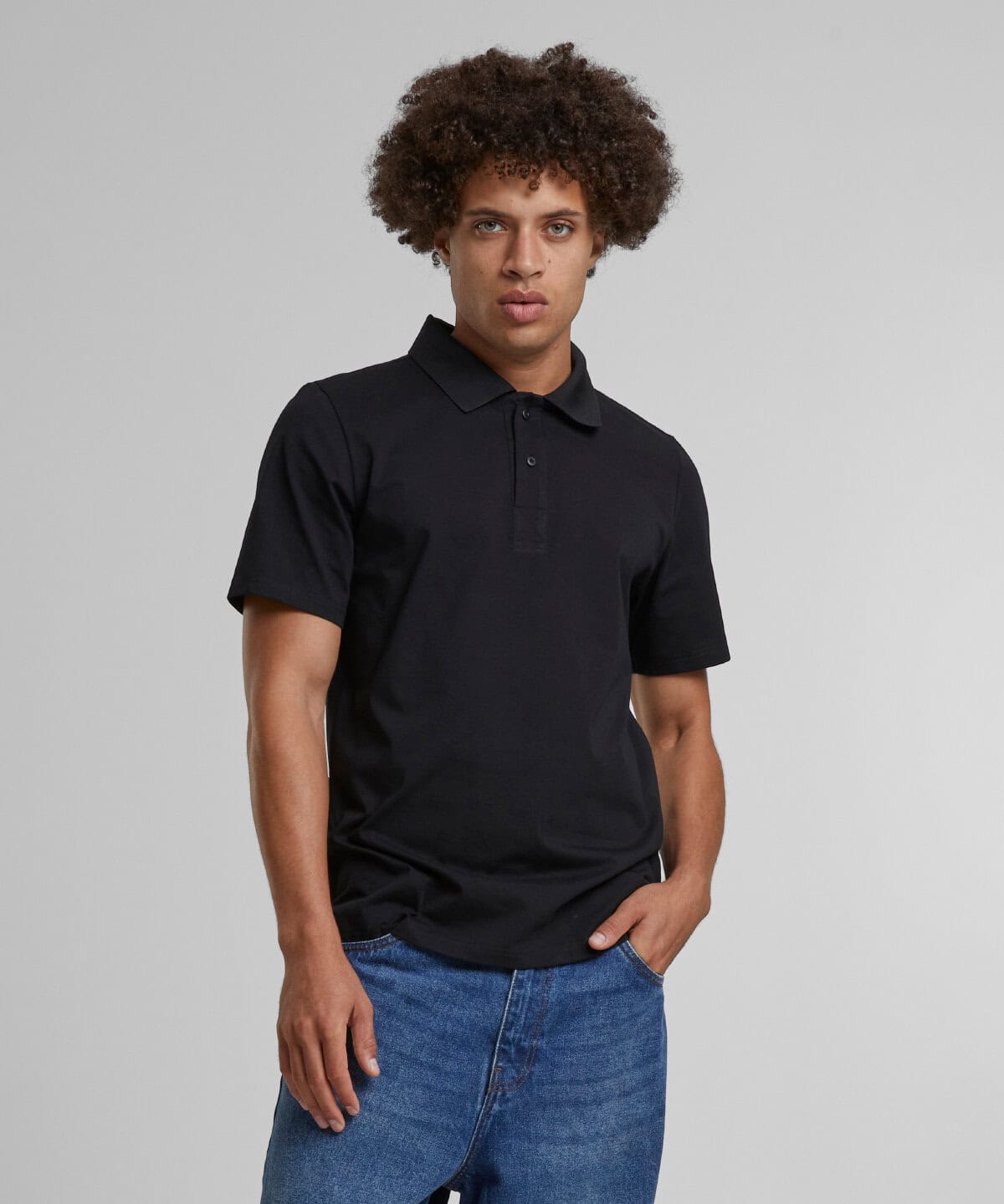 Black polo shirt for embroidery and customised workwear, ideal for personalised uniforms and professional promotional clothing. Perfect for business branding and corporate attire.