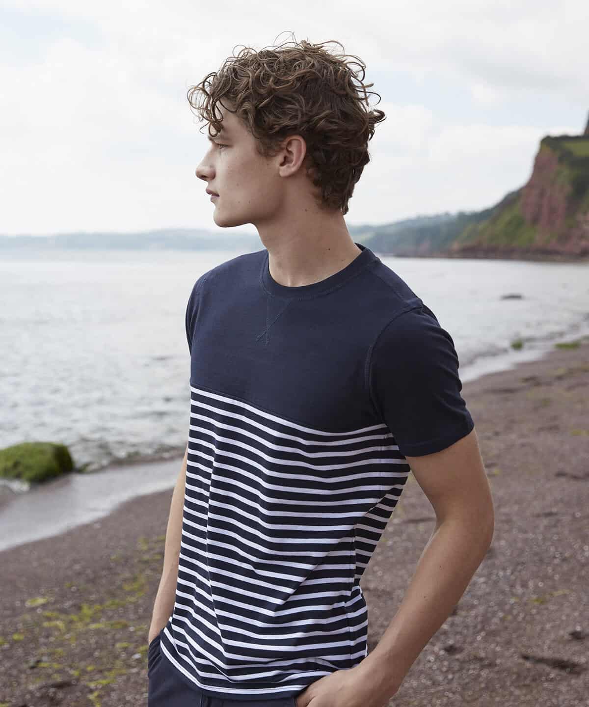 Camiseta de hombre con rayas horizontales y parte superior lisa en navy, ropa de estilo casual y refrescante.