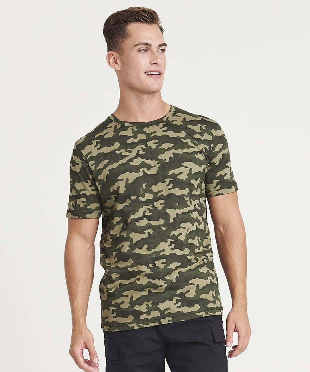 Men's camouflage T-shirt ideal for workwear and casual outfits, comfortable and durable.