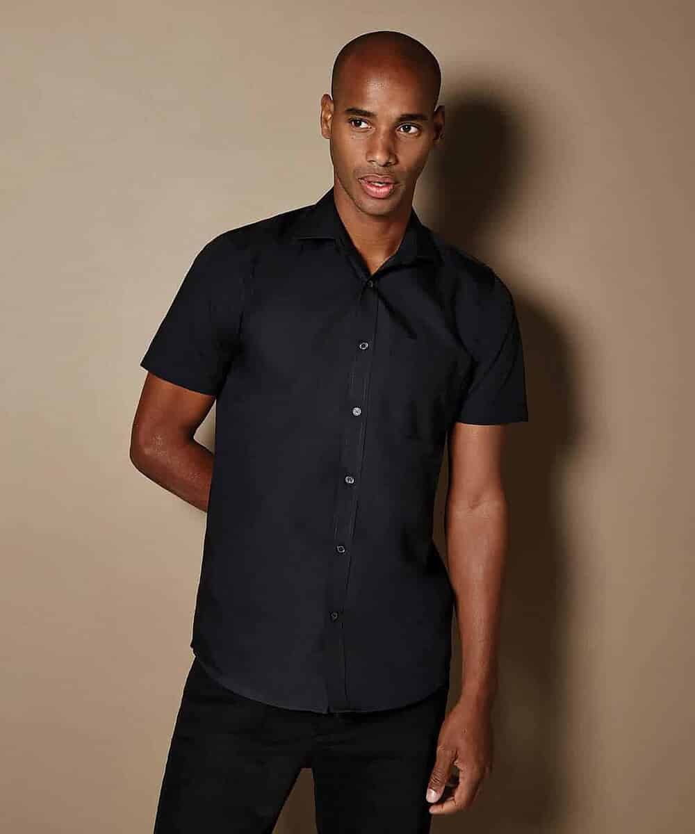 Short-sleeved black poplin shirt for workwear and uniforms. Tailored fit, professional look, ideal f.