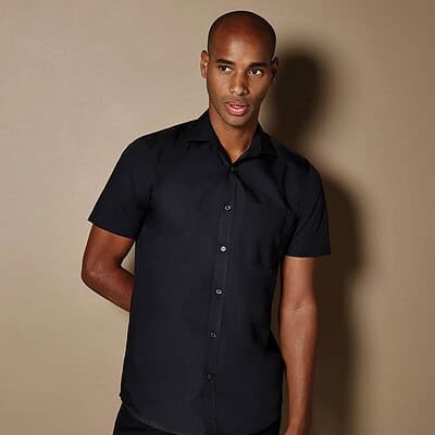 Short-sleeved black poplin shirt for workwear and uniforms. Tailored fit, professional look, ideal f.