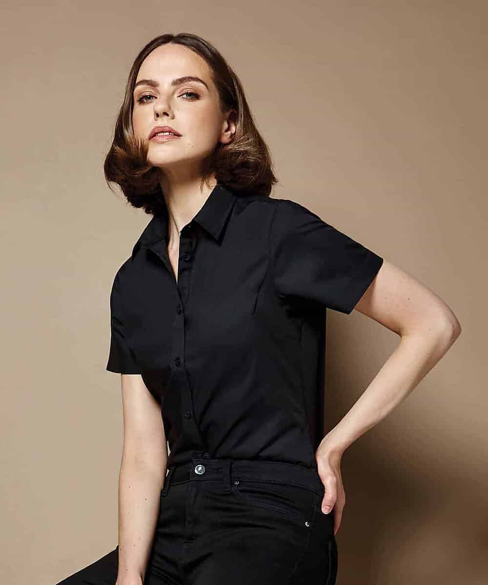 Womens short sleeve poplin shirt, ideal for professional team uniforms and workwear. Stylish, comfor.