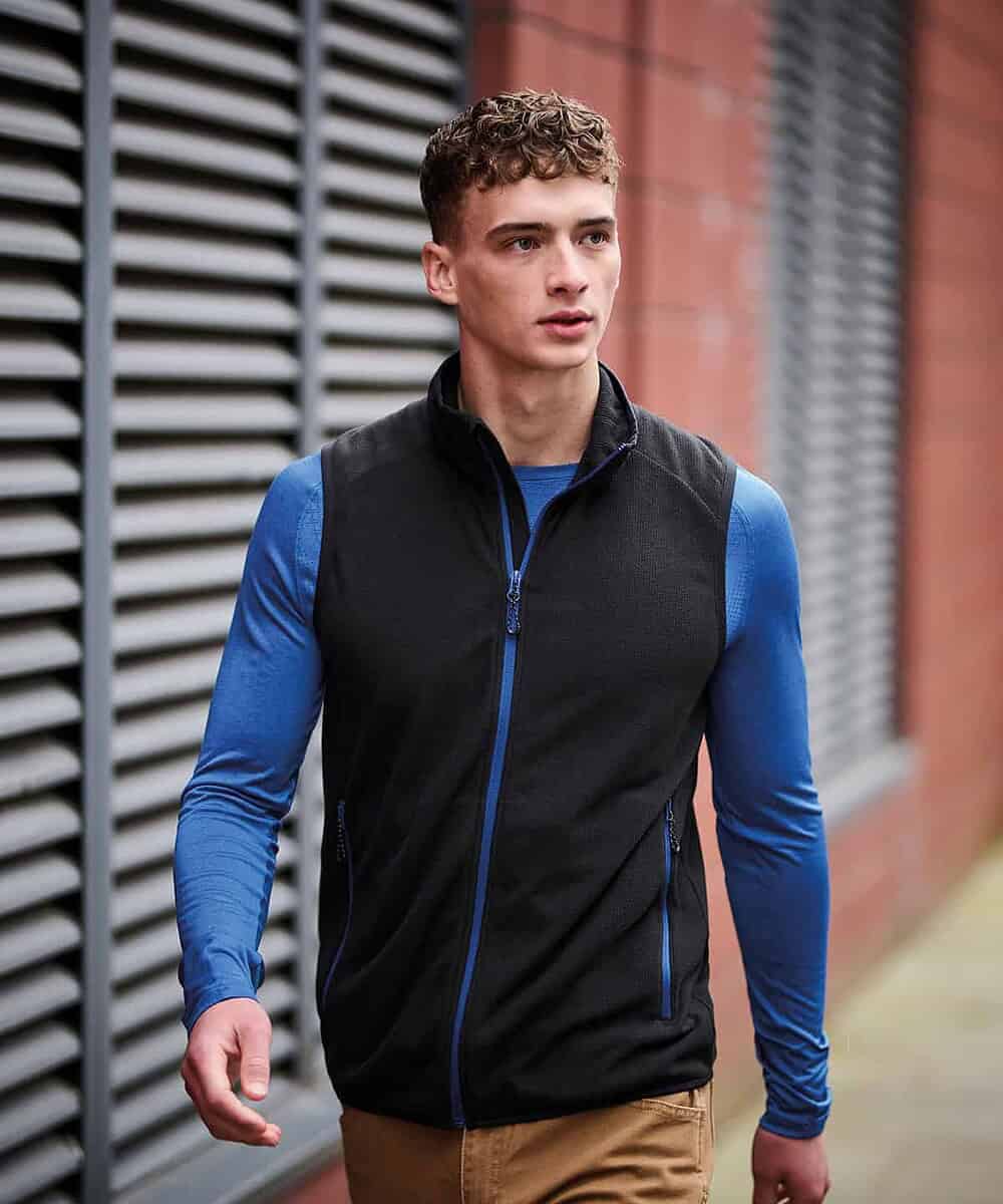 Man wearing Regatta RG583 Navigate fleece bodywarmer outdoors.