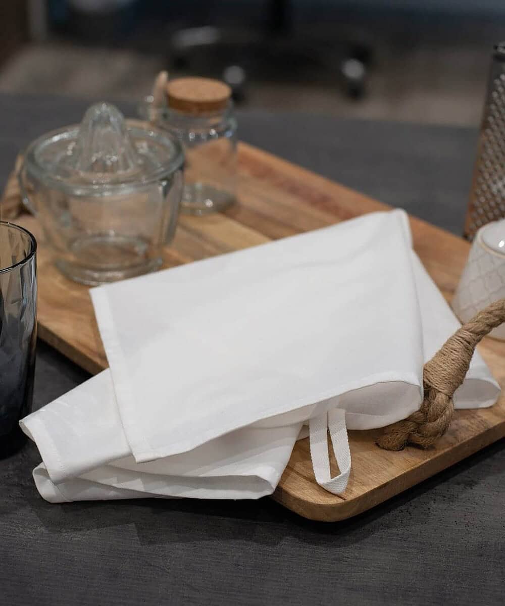 Branded tea towel featuring custom logo embroidery, ideal for promotional gifts or restaurant brandi.