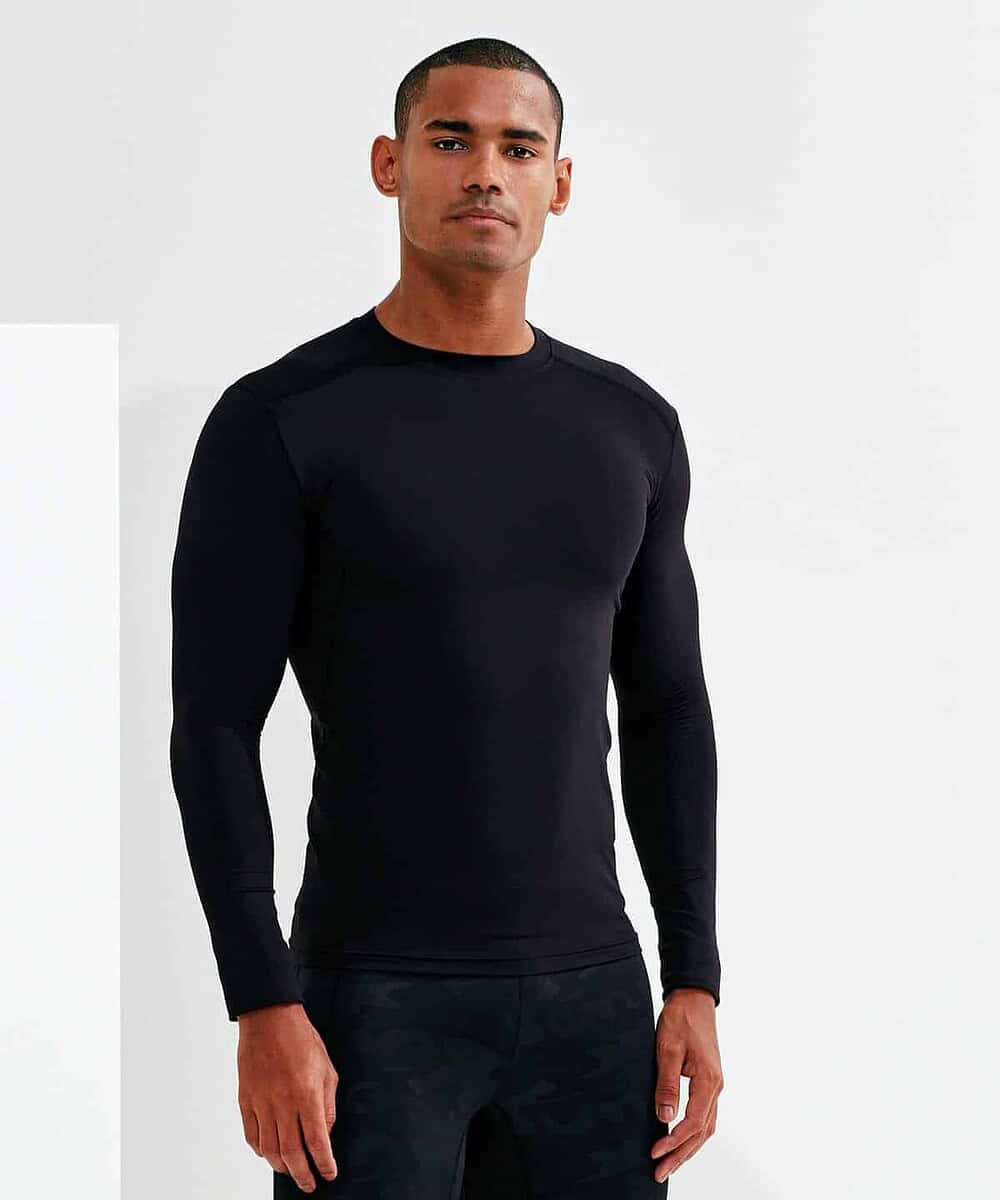 Baselayer top by Tridri® with a sleek black design, ideal for performance and comfort.