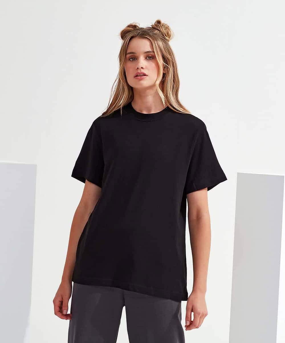Black oversized women's T-shirt, casual style, suitable for branding or logo printing.