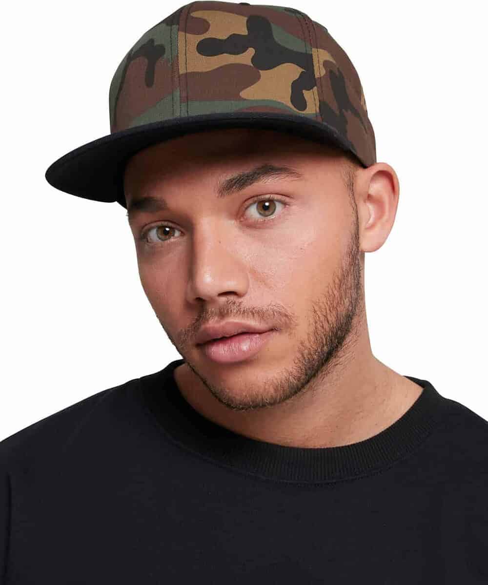 Men's camouflage snapback cap with flat brim, adjustable fit, perfect for casual or workwear.