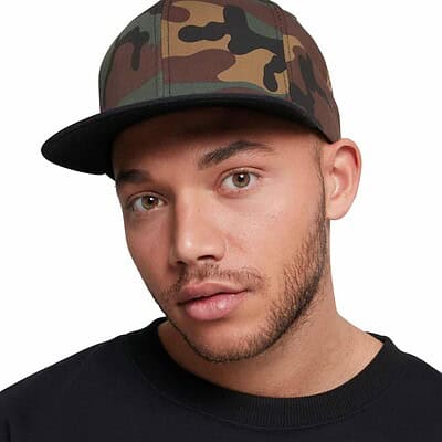 Men's camouflage snapback cap with flat brim, adjustable fit, perfect for casual or workwear.